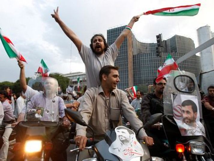 Stuðningsmenn Mahmoud Ahmadinejad, sitjandi forseta. Mynd/AP Mynd/AP