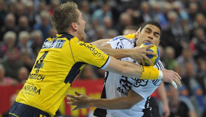 Daniel Narcisse og Oliver Roggisch í baráttunni.