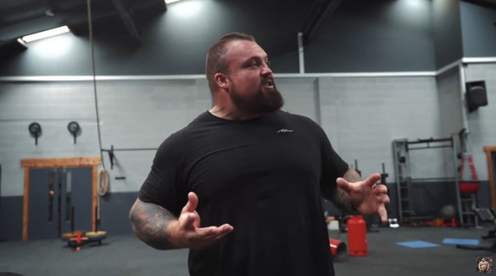 Eddie Hall fer yfir æfinguna sína í myndbandinu.