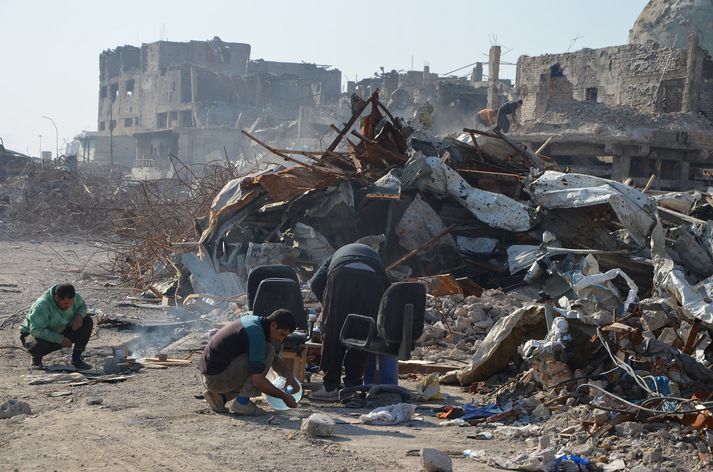 Sjálfboðaliðar vinna við hreinsun í Mosul.