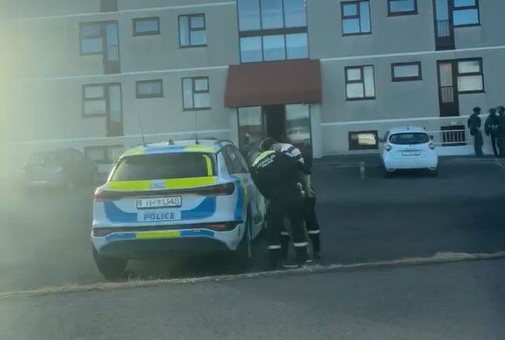 Lögreglan tekur mann höndum við fjölbýlishús á Selfossi.