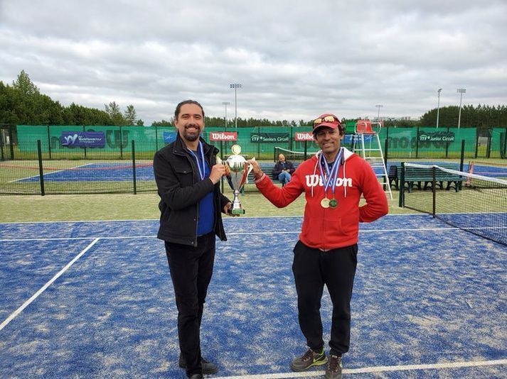 Raj K. Bonifacius (t.h.), mótstjóri, er sjálfur lunkinn tenniskappi.