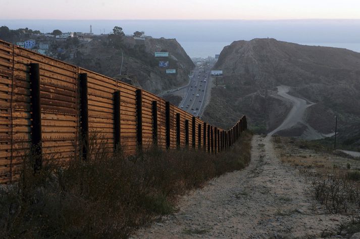 Þessi girðing er á landamærum Bandaríkjanna og Mexíkó í Kaliforníu.