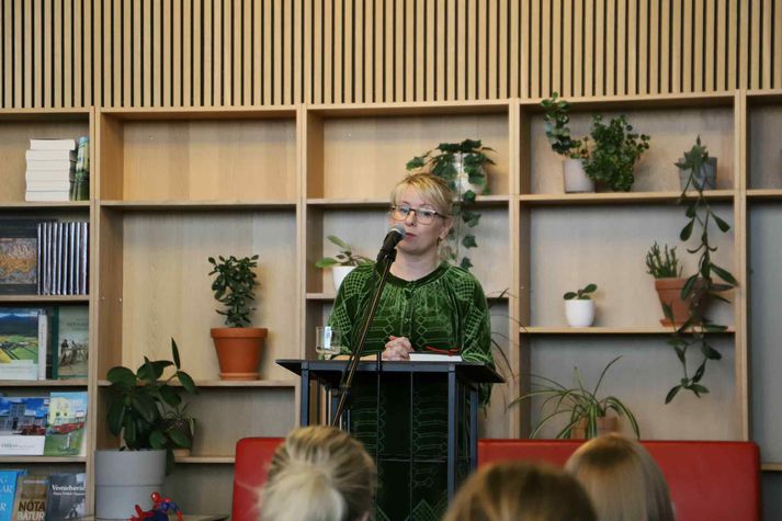 Spennusagan Lokar augum blám eftir Margréti S. Höskuldsdóttur er þriðja skáldsaga hennar og önnur bókin sem fjallar um lögregluteymið Rögnu og Berg.