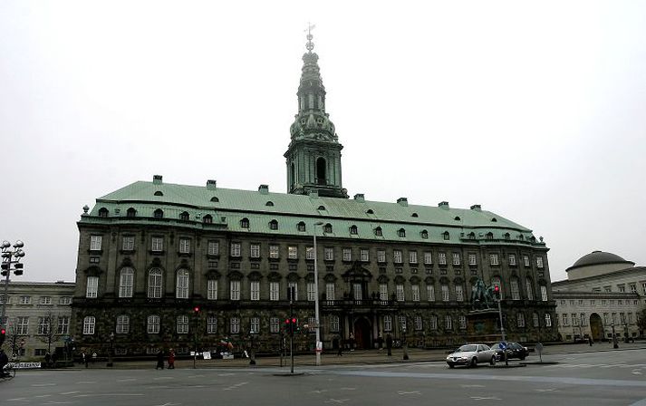 Tvítug kona slasaðist á nýársmorgni eftir að hún gekk í veg fyrir læknabíl.
