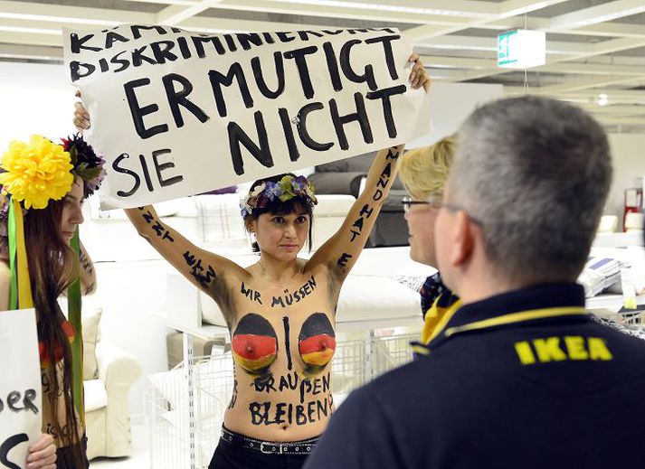 Konur úr Femen í Þýskalandi mótmæla ritskoðuðum bæklingi IKEA í Sádi-Arabíu. Nordicphotos/AFP