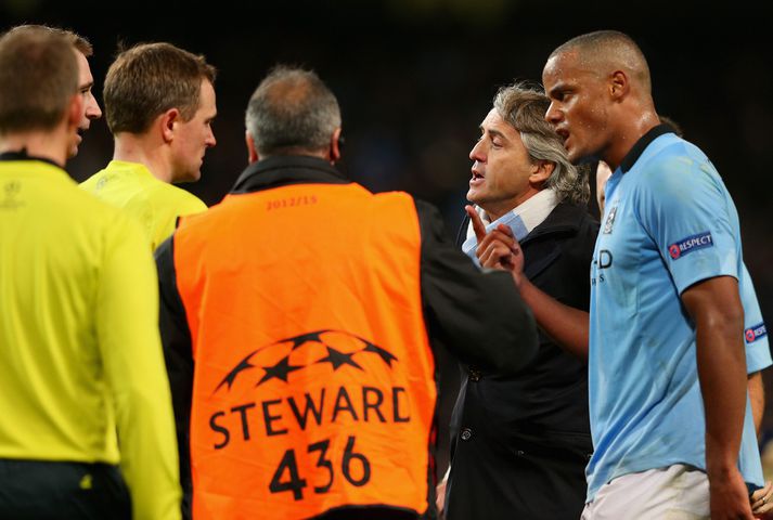 Mancini og Vincent Kompany skammast í dómurum eftir leikinn í gær.