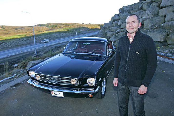 Sigfús B. Sverrisson Hefur gert heilmikið fyrir Mustanginn síðan hann fékk hann og segist alltaf vera að dytta að honum enda sé bíllinn eilífðar dekurverkefni. Hann er í ágætu standi og er alltaf að verða betri.  