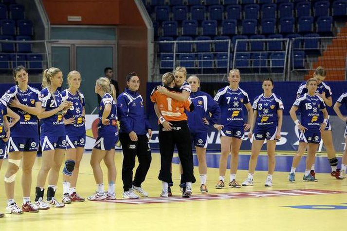 Íslenska kvennalandsliðið í handbolta á enn möguleika á að komast í milliriðil á EM í Serbíu.