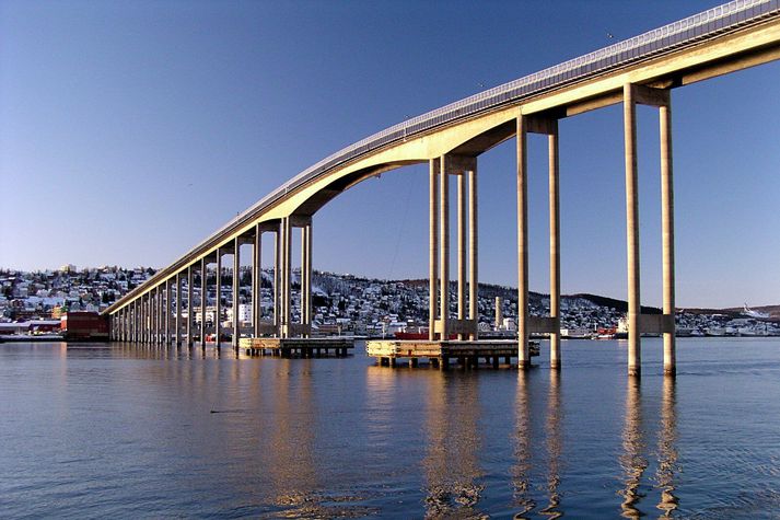 Brúin til Tromsø var lengsta brú Norður-Evrópu þegar hún var opnuð árið 1960. Hún er 1.036 metra löng. Áætlað er að Sundabrú verði 1.172 metra löng.