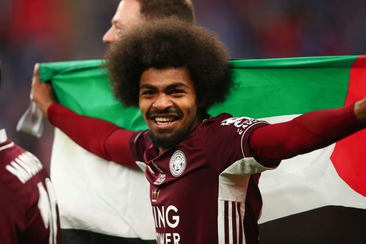 Hamza Choudhury með palestínska fánann á Wembley á laugardaginn.