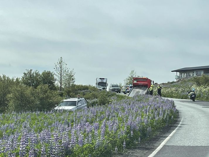 Lögregla lokaði umferð um veginn á meðan bíllinn var dreginn úr vegarkanti.