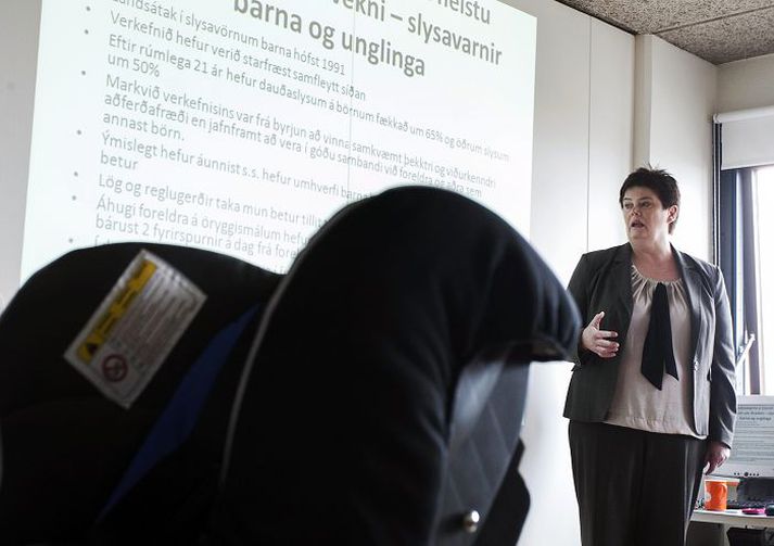 Öll börn á Íslandi eiga möguleika á ráðlögðum öryggisbúnaði, svo sem barnabílstól.