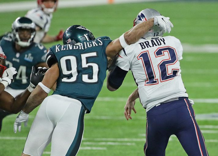 Kendricks þjarmar hér að Tom Brady í Super Bowl í febrúar.