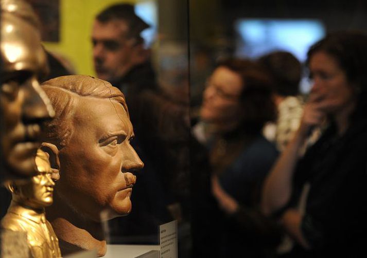Nokkrar brjóstmyndir af Hitler eru meðal sýningargripa. nordicphotos/AFP