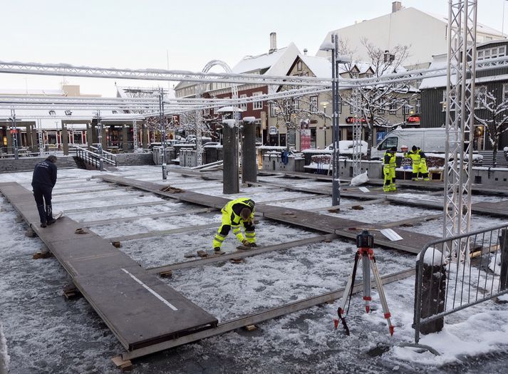 Framkvæmdir við skautasvellið hófust í dag.