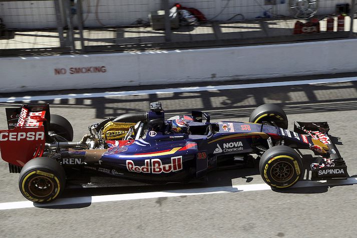 Max Verstappen sýndi óvart Renault vélina í Toro Rosso bílnum þegar vélarhlíf gaf sig á Monza í september.