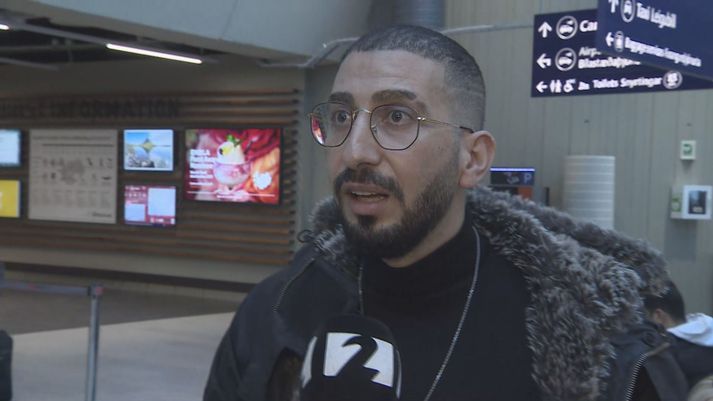 Mohammed bíður nú eftir vinkonu sinni sem er föst í flugvél Icelandair. Hún er fötluð og klósett vélarinnar eru stífluð. 