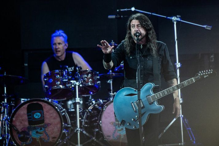 Hér sést Dave Grohl ræða við tónleikagesti. Þessi mynd er þó ekki tekin á tónleikunum sem hér um ræðir heldur á Hróarskeldu í Danmörku í sumar.