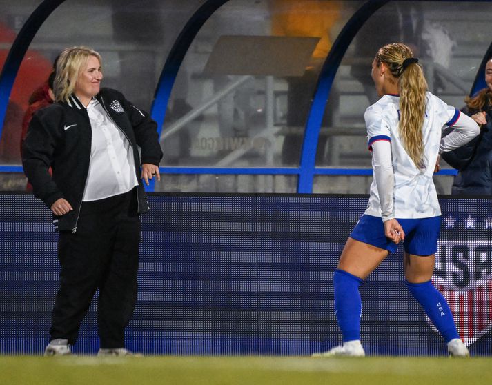 Trinity Rodman og landsliðsþjálfarinn Emma Hayes dansa saman eftir markið hjá Trinity.