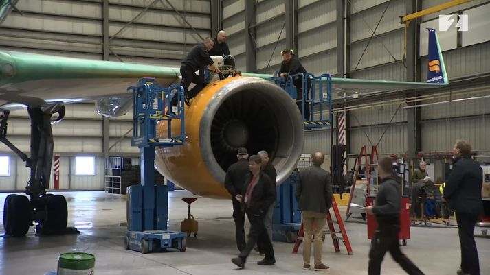 Flugvirkjar setja tæringarvörn inn á eldsneytiskerfi þotuhreyfils í flugskýli Icelandair á Keflavíkurflugvelli í dag.