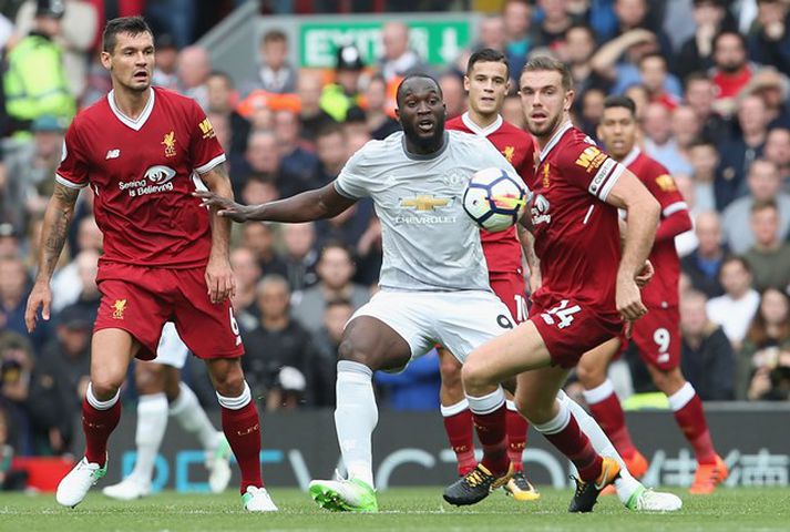 Romelu Lukaku umkringdur leikmönnum Liverpool.