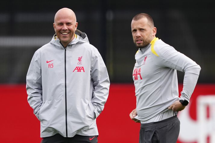 Spurning hvort Arne Slot verði jafn léttur á brá á hliðarlínunni í dag og þegar þessi mynd var tekin