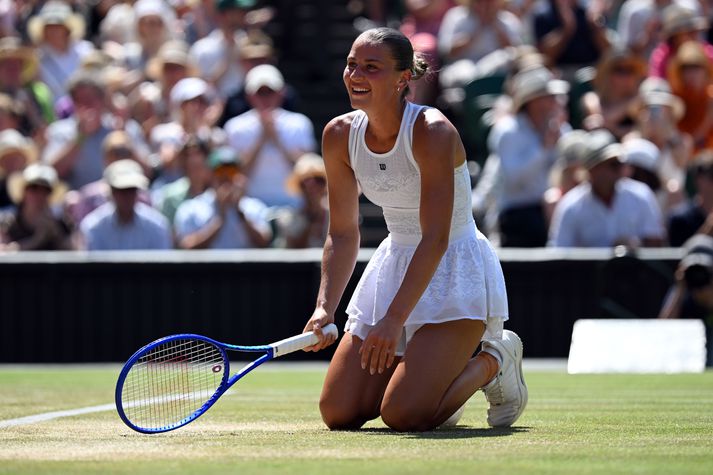 Marta Kostjuk fagnar hér sigri sínum á Wimbledon-mótinu sem tryggði henni sæti í undanúrslitum risamótsins.