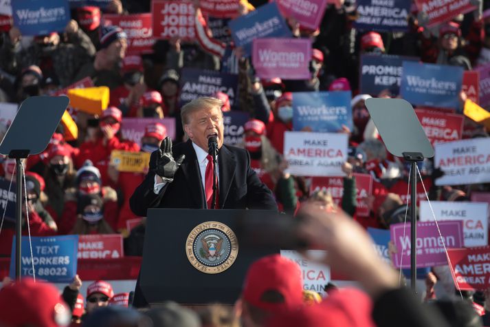 Frá kosningafundi Trumps í Wisconsin í kvöld. Eins og sjá má er fjöldi fólks viðstaddur og fjarlægðartakmörk spila ekki stórt hlutverk.