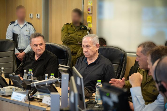 Israel Katz og Benjamín Netanjahú, forsætisráðherra Ísrael í stjórnstöð hersins í dag.