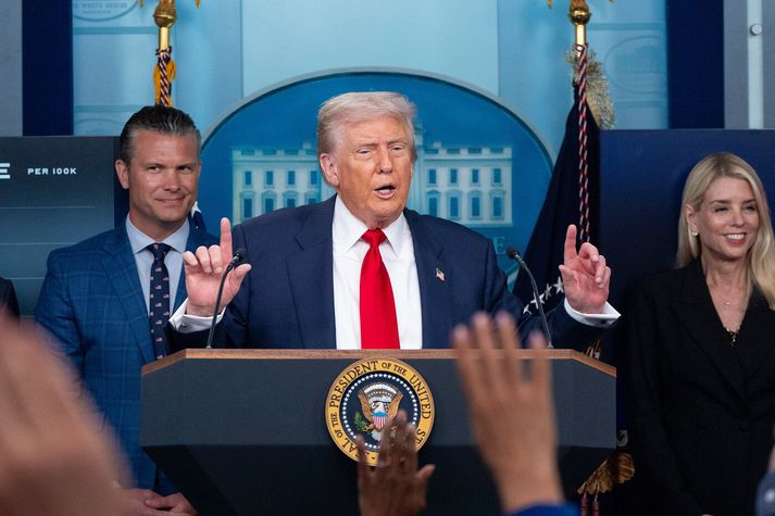 Donald Trump með þeim Pete Hegseth, varnarmálaráðherra, og Pam Bondi, dómsmálaráðherra, í Hvíta húsinu í dag.