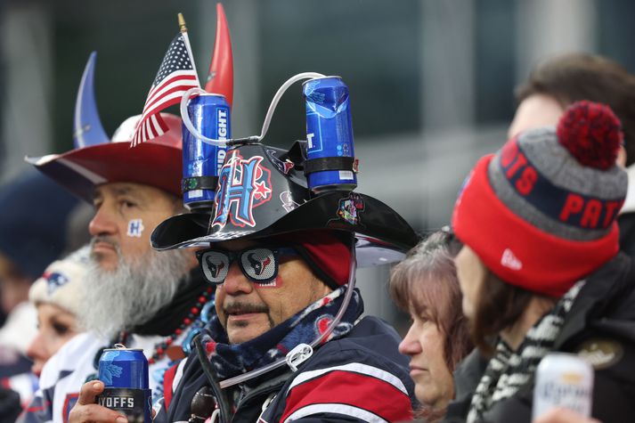 Þessi stuðningsmaður New England Patriots verður væntanlega í góðu stuði þegar að leikurinn um Ofurskálina hefst á sunnudaginn en verður hann jafn kátur í leikslok? Mun hann hringja sig inn veikann á mánudaginn? Stóru spurningarnar sem fást ekki svör við strax