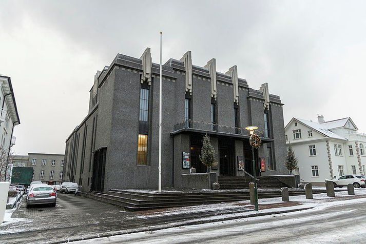 Áreksturinn varð á Hverfisgötu til móts við Þjóðleikhúsið.