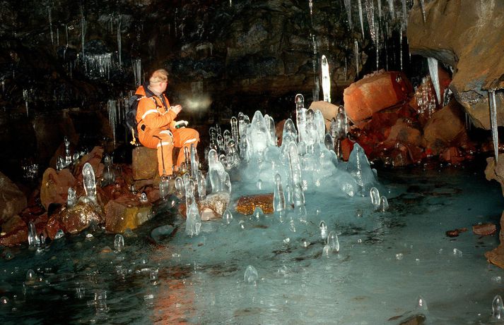 Stígurinn að hellinum er orðinn eitt drullusvað sem og hellisbotninn sjálfur, sagðimarkaðs- og menningarnefndar Ölfuss í nóvember um Arnarker.