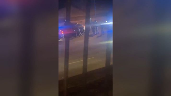 Hér sjást minnst átta lögreglumenn handtaka ökumanninn.