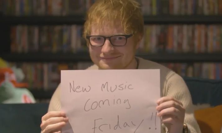 Ed Sheeran í myndbandinu þar sem hann færði aðdáendum sínum tíðindin.