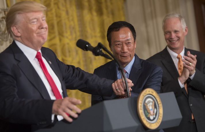 Donald Trump Bandaríkjaforseti og Terry Gou aðalframkvæmdastjóri Foxconn á blaðamannafundi í Hvíta húsinu í gær.