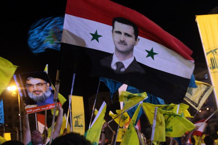 Stuðningsmenn Bashar al-Assad, forseta Sýrlands, með fána og veifur.