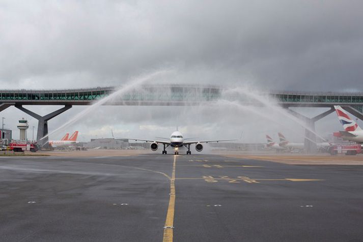 Boeing 757 þota Icelandair fékk hefðbundnar móttökur á Gatwick flugvelli í gær, þegar slökkviliðsbílar mynduðu vatnsboga yfir henni.