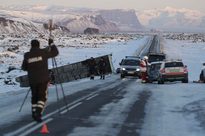 Fjölmargir unnu að björguninni í gær.