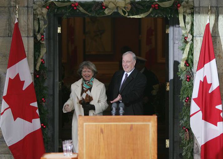 Martin rýfur þing. Paul Martin forsætisráðherra gengur ásamt eiginkonu sinni af fundi fulltrúa drottningar, Michaelle Jean, í Ottawa í gær með formlegt bréf um þingrof og boðun kosninga 23. janúar.