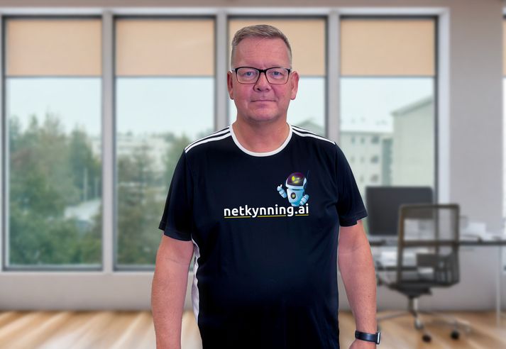 „Þessar gervigreindarlausnir eru ekki aðeins að breyta heiminum sem við þekkjum heldur eru þær einnig að móta framtíðina í samskiptum, daglegu lífi og viðskiptum,“ segir Ólafur Kristjánsson hjá Netkynningu sem býður upp á námskeið í gervigreindartólum og gerð skipana.