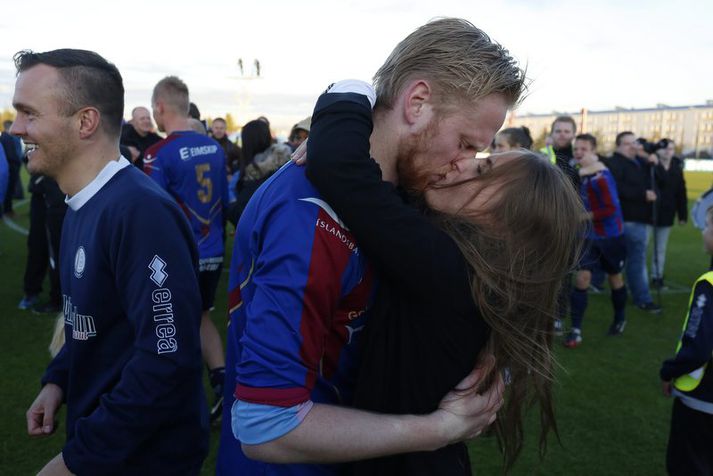 Brynjar Hlöðversson, miðjumaður Leiknis, kyssir kærustu sína eftir að liðið komst upp síðasta haust.