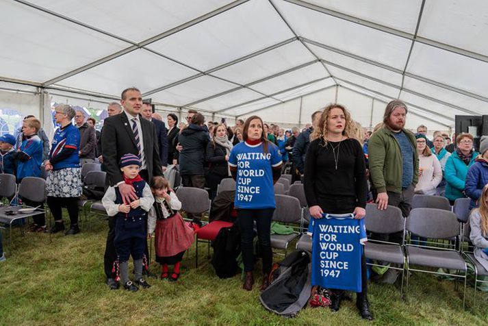 Gestir á Hrafnseyri fylgdust spenntir með landsliðinu í dag.