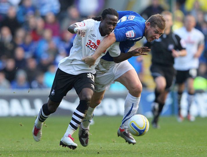 Marvin Emnes, til hægri, í baráttu við Gabor Gyepes í leiknum í dag.