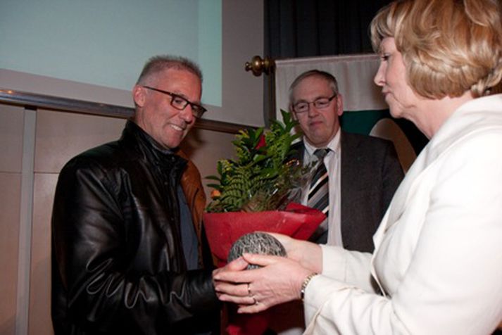 Ragnar Axelsson tekur á móti verðlaununum.