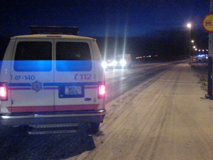 Frá slysstað. Að minnsta kosti þrír voru sendir á slysadeild samkvæmt sjúkraflutningamönnum.