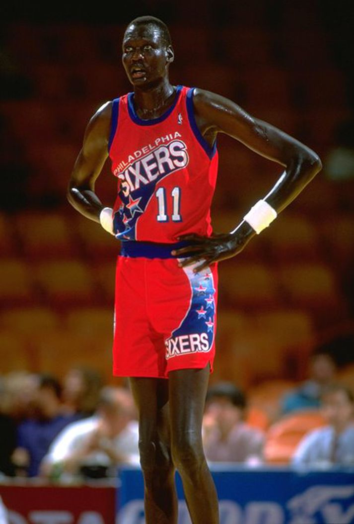 Manute Bol er annar af hávöxnustu leikmönnum sögunnar á stærsta sviði körfuboltans, NBA deildinni. Hann er 231 sentimetri á hæð.