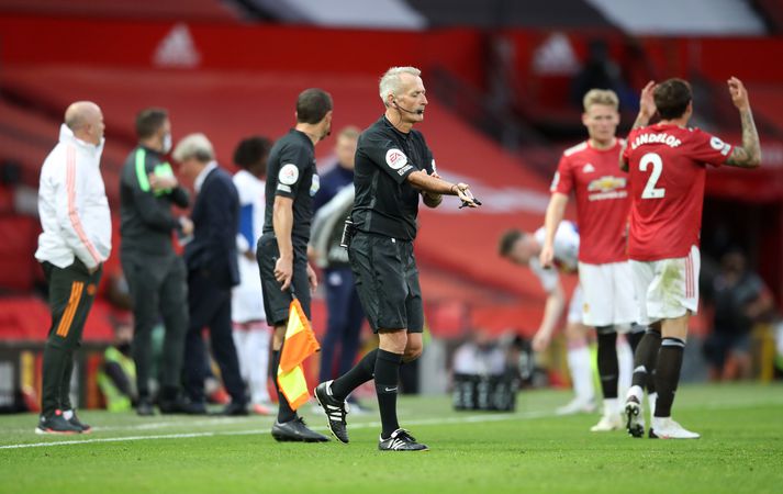 Martin Atkinson dæmdi hendi á Victor Lindelöf, eftir að hafa skoðað atvikið á skjá, en hefði sennilega sleppt því miðað við nýju viðmiðin.