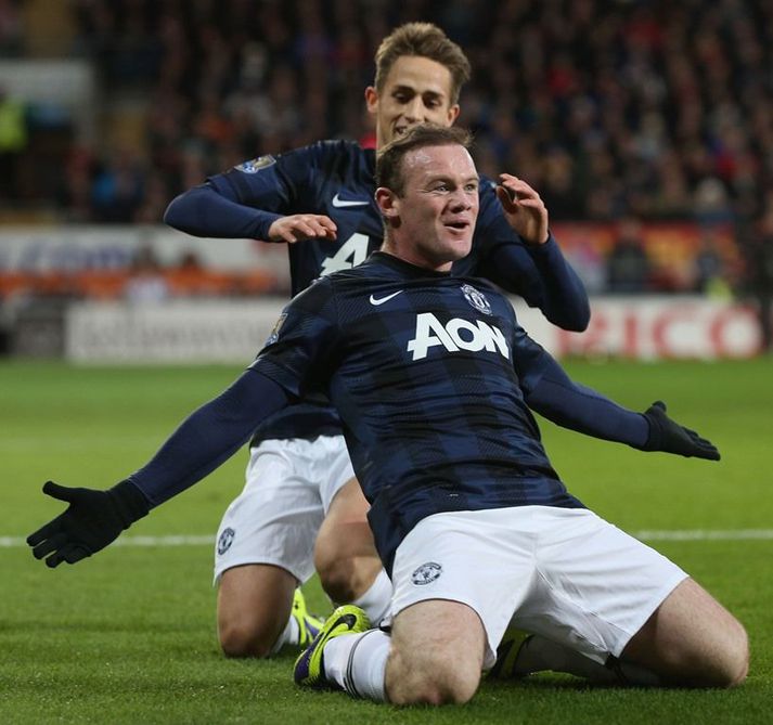 Rooney fagnar marki sínu